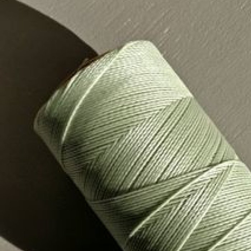 10 mètres ou + de  fil macramé ciré linhasita - polyester 0,5 mm d'épaisseur pour macramé, bijoux.  vert lichen réf 397.