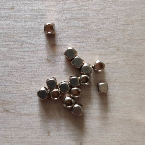 Lot de 10 perles carrées à gros trou (2.7 mm) en laiton de 4 mm