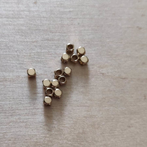 Lot de 10 perles carrées à gros trou (2 mm) en laiton de 3 mm
