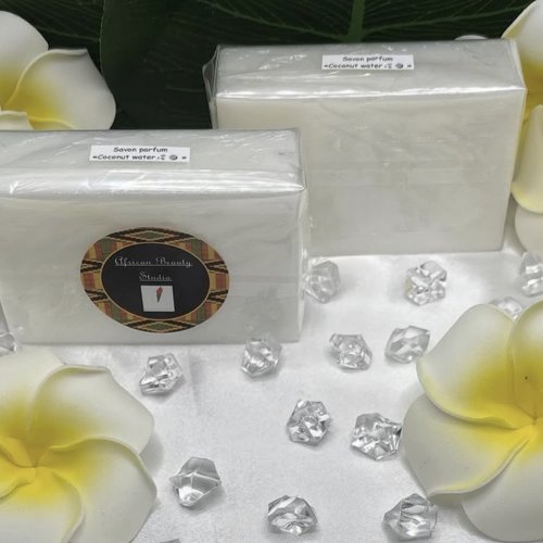 Savon artisanal parfum "eau de coco"