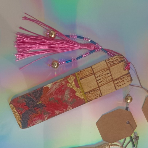 Marque page en bois gravé et peint rouge