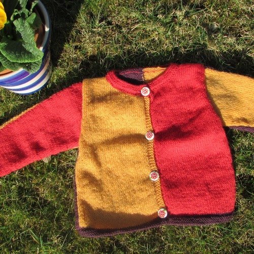 Gilet bébé tricoté avec 3 couleurs de l'automne