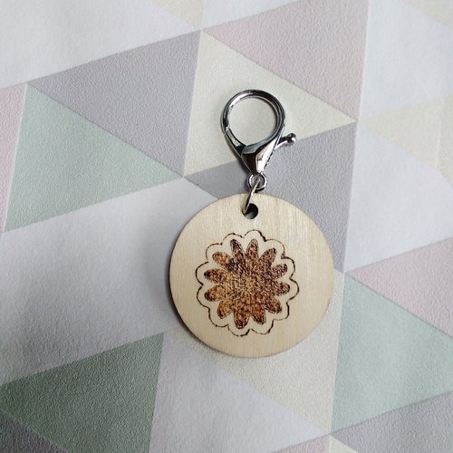 Porte clés rond motif de fleur pyrogravée