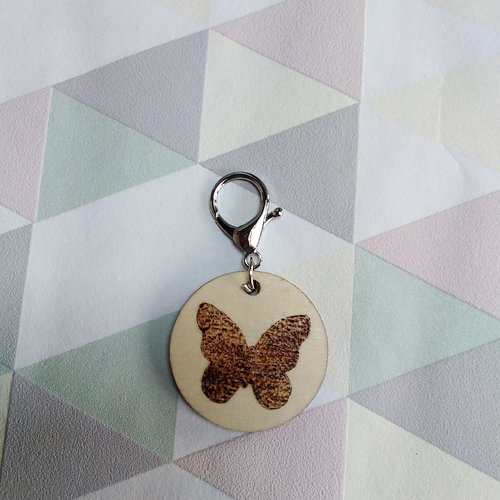 Porte clés rond motif de papillon pyrogravée