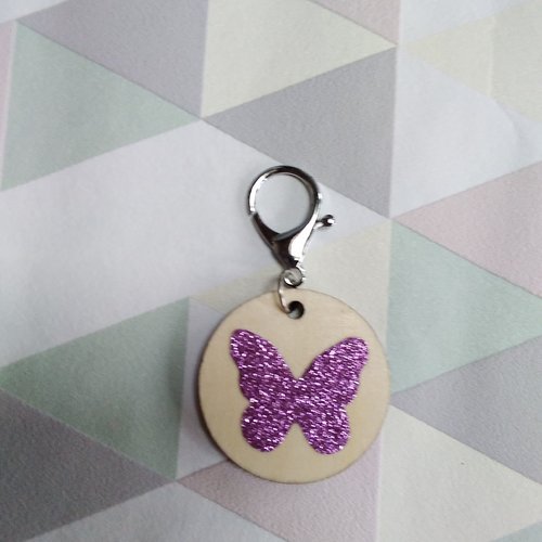 Porte clés rond motif de papillon en paillettes violettes