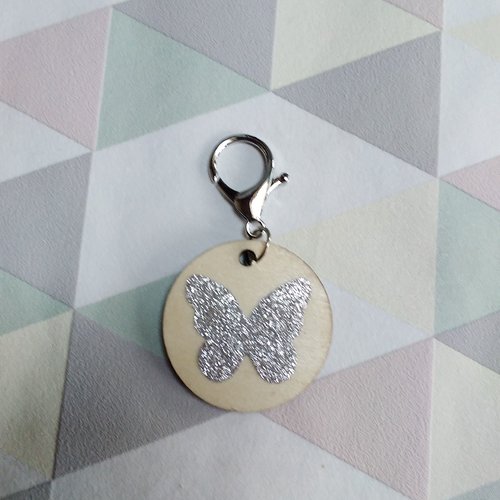 Porte clés rond motif de papillon en paillettes argent