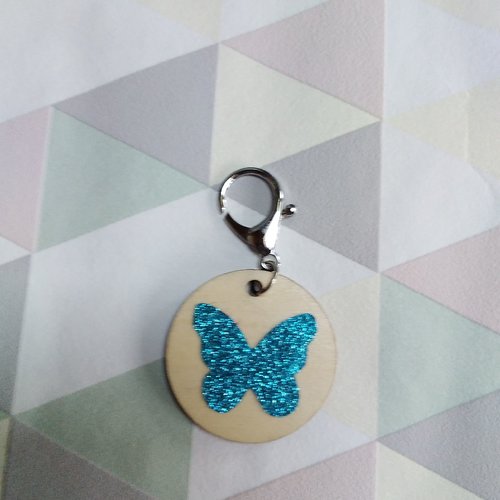 Porte clés rond motif de papillon en paillettes bleues