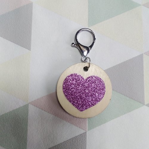 Porte clés rond motif de coeur en paillettes violettes