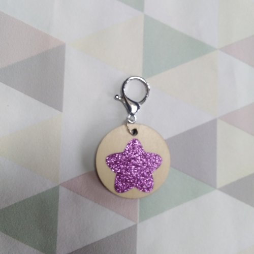 Porte clés rond motif d'étoile en paillettes violettes