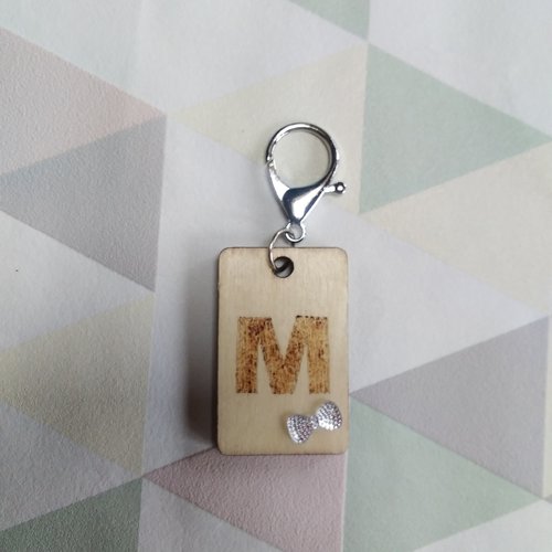 Porte clés rectangulaire motif lettre m