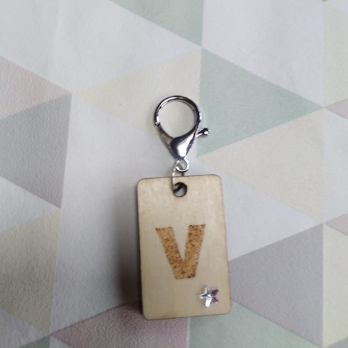 Porte clés rectangulaire motif lettre v