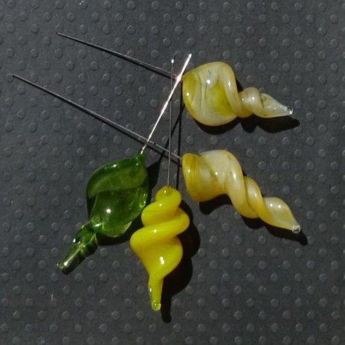Lot de 4 headpins en verre filé, lampwork, verre de murano, perl.5529