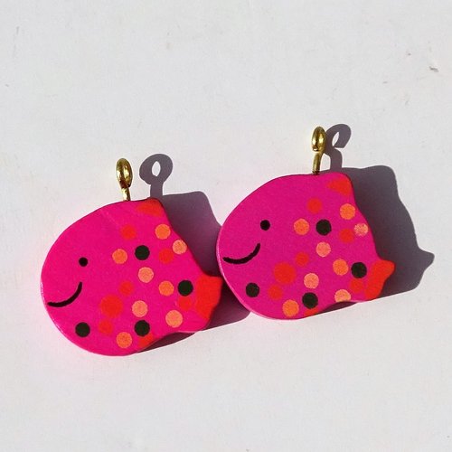 Lot de 2 petits poissons en bois peint, perl.3230