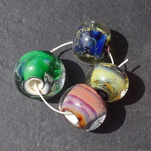 Lot de 4 grandes perles en verre de murano, verre filé, perl.6483