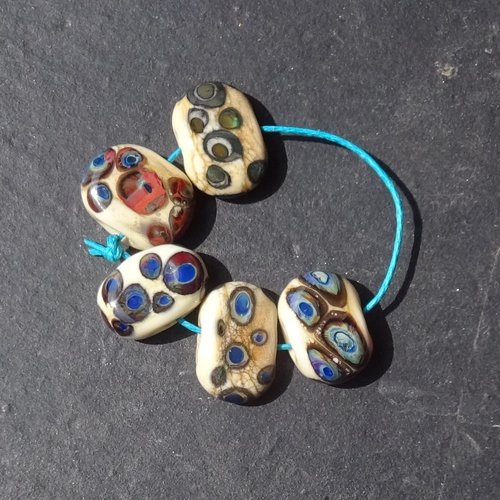 Lot de 5 perles galet en verre de murano, verre filé, perl.6486