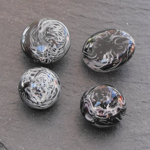 Lot de 4 boutons en verre de murano perl.1685