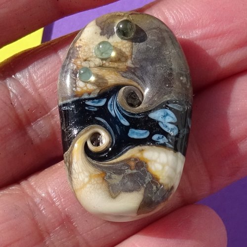 Jolie perle plate, verre de murano, lampwork, verre filé,  perl.6657