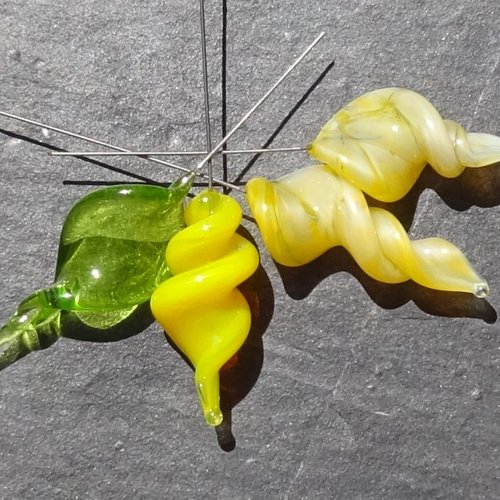 Lot de 4 headpins en verre filé, lampwork, verre de murano, perl.5529