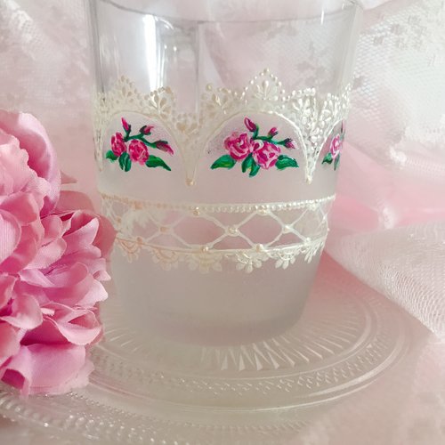 Tasse peints à la main de fleurs roses, dentelle blanche,décor floral et dentelle,tasse de café / thé