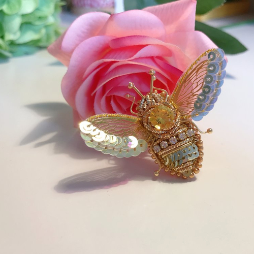 Broche d’abeille faite à la main,broche abeille,bee embroidered brooch,insecte doré 3d,abeille perlée