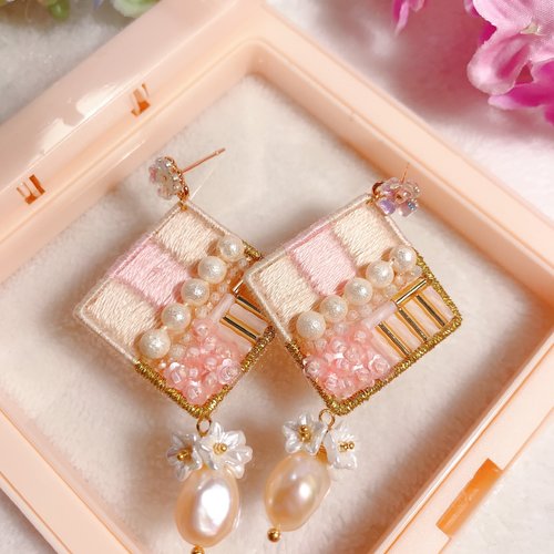 Boucles d'oreilles brodées à la main,boucles d’oreilles délicates,boucles d’oreilles pendantes,broderie perlée rose