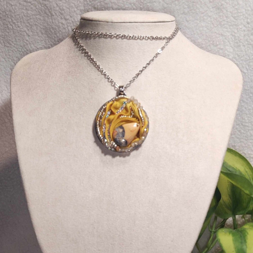 Pendentif  en pierres naturelles brodées à la main