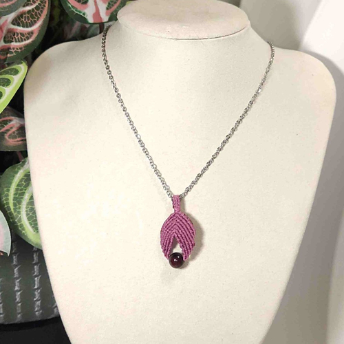 Pendentif micro-macramé existe en plusieurs coloris