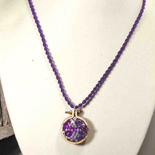 Bijou brodé sur de la soie de shibori