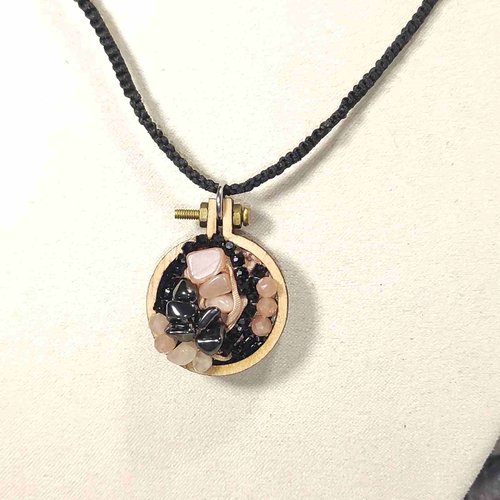 Bijou brodé sur de la soie de shibori et pierres naturelles