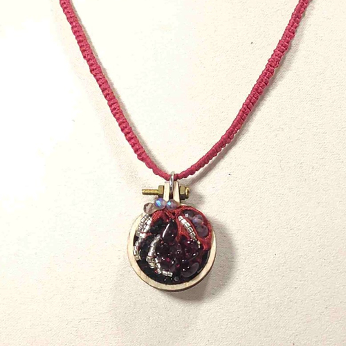 Bijou brodé sur de la soie de shibori et pierres naturelles