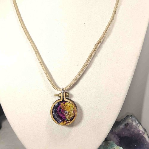 Bijou brodé sur de la soie de shibori et pierres naturelles