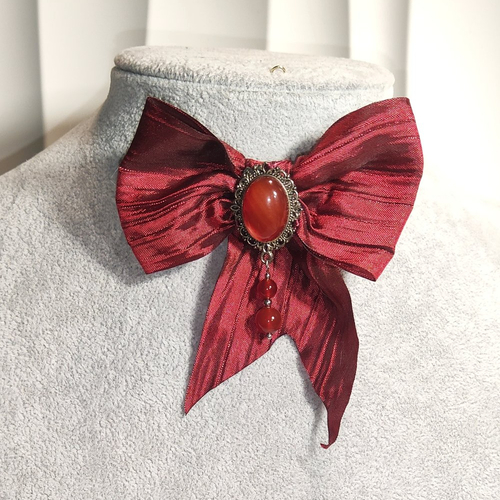 Broches lavallière et pierres naturelles