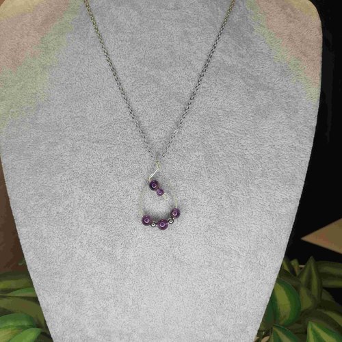 Collier mi-long et pierres d'améthystes ,et,pierre de lune