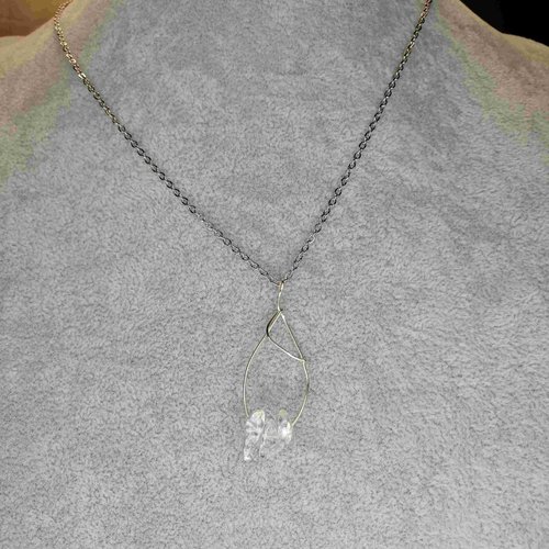 Collier mi-long et pierres de quartz ou oeil de taureau