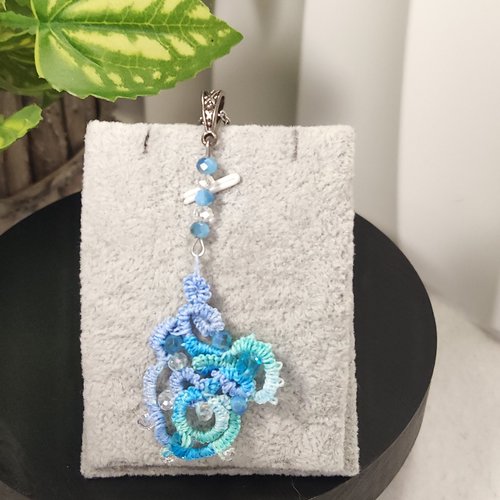 Pendentif en frivolité à l'aiguille