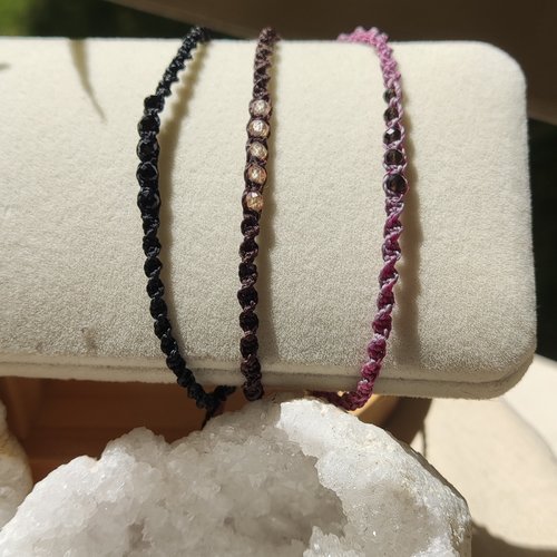Bracelet ajustables en micro-macramé et ses pierres naturelles
