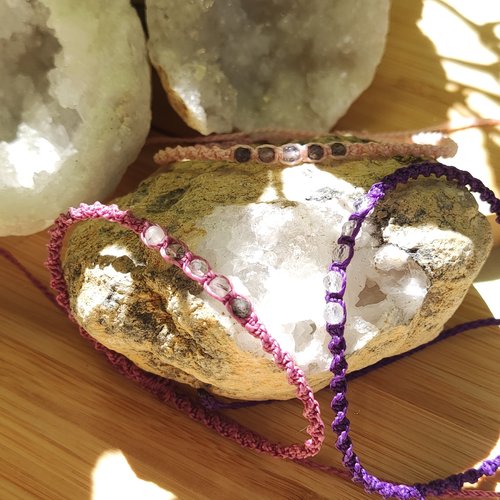 Bracelets ajustables en micro-macramé et pierres naturelles