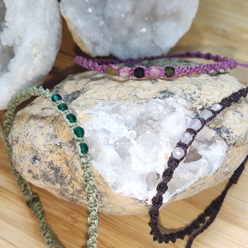 Bracelets ajustables en micro-macramé et pierres naturelles