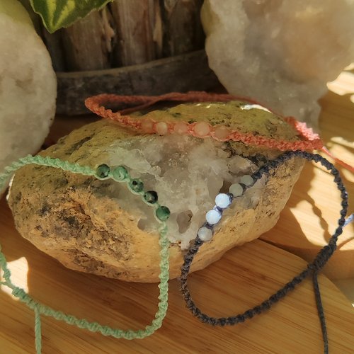 Bracelets ajustables en micro-macramé et pierres naturelles