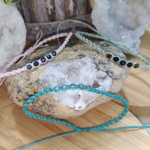 Bracelets ajustables en micro-macramé et pierres naturelles