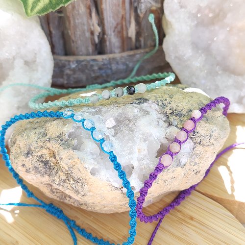 Bracelets ajustables en micro-macramé et pierres naturelles