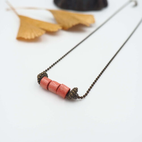 Collier court  en papier artisanal rose et laiton