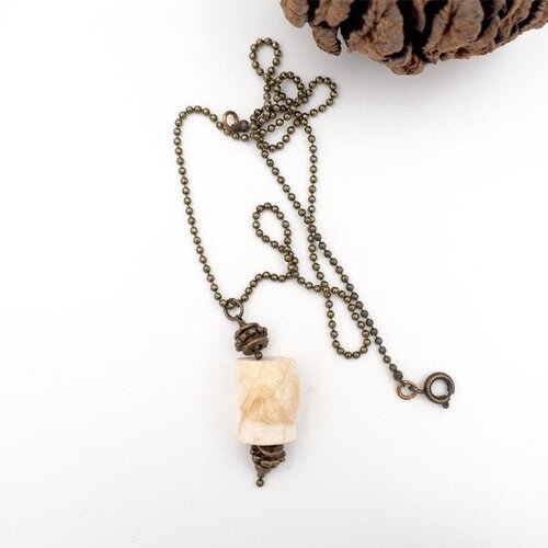 Collier en papier avec inclusion de fleur,
