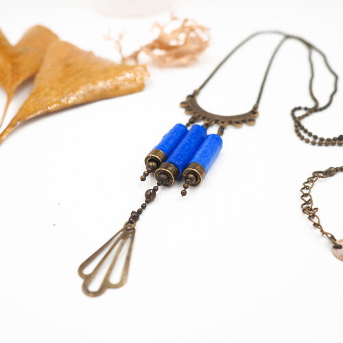 Collier court bleu en papier et laiton