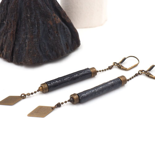 Longues boucles pendante en papier noir et laiton