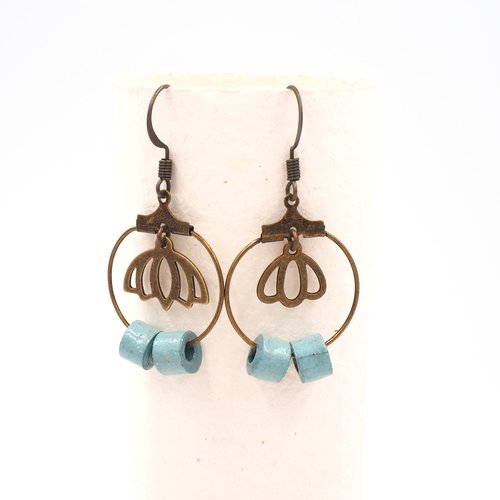 Boucles d'oreilles en perles de papier roulé artisanal bleu et laiton