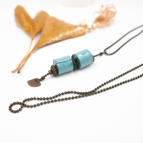 Collier long en papier bleu et laiton