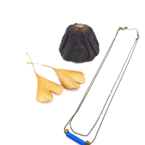 Collier court  en papier artisanal bleu et laiton