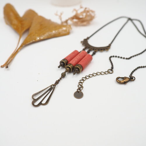 Collier en papier rose et laiton