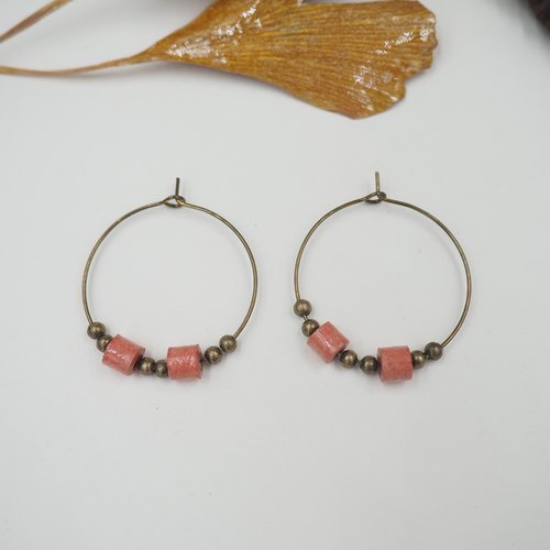 Créoles en papier artisanal rose et perles de laiton